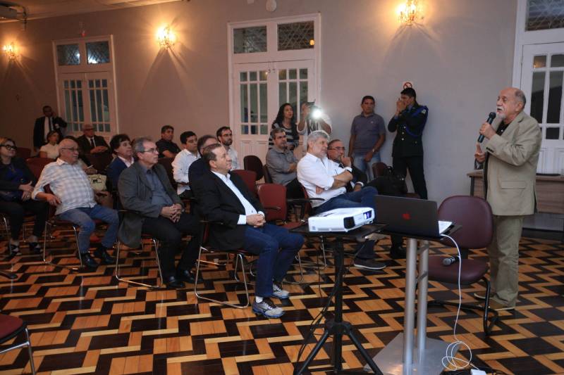 O Secretário de Estado de Transportes, Kleber Menezes, apresentou na tarde desta sexta-feira (4), no Palácio do Governo, o aplicativo "Caminhos do Pará", desenvolvido pela Secretaria de Transportes, jutamente com o novo Portal Digital da Setran, integrado ao app, além de lançar o Mapa Viário do Pará 2018, totalmente atualizado. O evento contou com a presença do governador Simão Jatene e convidados. O aplicativo Caminhos do Pará, disponível gratuitamente para os sistemas IOS e Android, encontra-se completamente integrado ao site institucional da Setran, exibindo as notícias publicadas, além de dispor aos cidadãos o Sistema Viário Estadual completo, com todas as rodovias e pontes e suas respectivas quilometragens, portos e aeródromos, e os Mapas das diversas regiões do Pará, além de possibilitar ao usuário a indicação de acidentes, interdições e situações de perigo, por meio de GPS, para que a denúncia chegue à Secretaria praticamente em tempo real.
FOTO: MÁCIO FERREIRA / AG. PARÁ
DATA: 04.05.2018
BELÉM - PARÁ <div class='credito_fotos'>Foto: MÁCIO FERREIRA/ AG. PARÁ | <a href='/midias/2018/originais/9bcb6782-9b49-4807-9763-9fb350281bef.jpg' download><i class='fa-solid fa-download'></i> Download</a></div>
