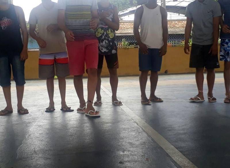 Adolescentes e jovens que cumprem medidas socioeducativas nas unidades da Fundação de Atendimento Socioeducativo do Pará (Fasepa), localizadas na Região Metropolitana de Belém, intensificam os ensaios para o Sarau Literário da Socioeducação 2018, que será realizado na próxima sexta-feira (18), no Teatro Margarida Schivasappa, em Belém. Eles ensaiam diariamente no Espaço Apoena, em Ananindeua, onde são desenvolvidas diversas linguagens artísticas e culturais, além de cursos e oficinas profissionalizantes. A montagem do Sarau envolve cerca de 70 socioeducandos, direta e indiretamente. Em sua quarta edição, o Sarau Literário da Socioeducação homenageará o escritor amazonense Milton Hatoum, com a adaptação da obra “Relato de um Certo Oriente”.
FOTO: ALBERTO PASSOS / ASCOM FASEPA
DATA: 16.05.2018
BELÉM - PARÁ <div class='credito_fotos'>Foto: ALBERTO PASSOS/ ASCOM FASEPA | <a href='/midias/2018/originais/9bcbac27-4c8e-41cc-a9dd-ca9283aaa737.jpg' download><i class='fa-solid fa-download'></i> Download</a></div>