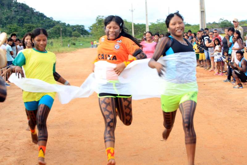 O dia começou cedo para os participantes da Semana dos Povos Indígenas, que ocorre em São Félix do Xingu, no sudeste do Pará. A vasta programação se estendeu durante toda a segunda-feira (16), com os serviços ofertados pelo Estado, os jogos e abertura oficial, à noite. Nesta segunda-feira também começaram as competições. Além do atletismo, com a corrida de 100 metros rasos para homens e mulheres, houve partidas de futsal feminino e de cabo de guerra masculino e feminino. Espalhados por diversos espaços da cidade, os jogos são uma atração muito esperada, tanto pelos índios quanto pelo público que prestigia as disputas.
FOTO: RODOLFO OLIVEIRA / AG. PARÁ
DATA: 16.04.2018
SÃO FÉLIX DO XINGU - PARÁ <div class='credito_fotos'>Foto: Rodolfo Oliveira/Ag. Pará | <a href='/midias/2018/originais/9bcf3b6e-8c8b-4572-8ebc-42d93a027833.jpg' download><i class='fa-solid fa-download'></i> Download</a></div>