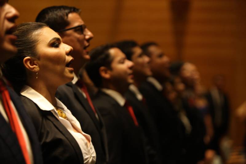 O Pará vai voltar a ter um delegado de polícia para cada município. A posse de 149 novos delegados da Polícia Civil, que aconteceu nesta segunda-feira (26) no Teatro Maria Sylvia Nunes, na Estação das Docas, vai garantir, com sobras, a cobertura completa dos 144 municípios do estado. Aprovados em concurso público, os novos delegados concluíram o curso de Formação da Polícia Civil do Pará no dia 15 deste mês. O curso foi o primeiro do Brasil a incluir sete disciplinas inéditas: Oratória, Atuação Policial frente aos Grupos Vulneráveis, Relacionamento com a Imprensa e Mídias Sociais, Abordagem Psicopatológica do Crime e da Violência, Investigação Financeira no Enfrentamento ao Crime de Lavagem de dinheiro, Noções Básicas de Enfrentamento às Fraudes Veiculares e Linguagem Brasileira de Sinais. O concurso aprovou ainda 300 investigadores, 180 escrivães e 20 papiloscopistas. Os novos policiais civis passaram por quatro meses de formação técnica e profissional na Acadepol. Com a nomeação, o próximo passo será a lotação dos novos servidores públicos nas unidades de Polícia Civil do estado, quando eles saberão em qual região do Pará trabalharão inicialmente.
FOTO: SYDNEY OLIVEIRA / AG. PARÁ
DATA: 26.02.2018
BELÉM - PARÁ <div class='credito_fotos'>Foto: Sidney Oliveira/Ag. Pará | <a href='/midias/2018/originais/9bd228e0-2c06-41a4-9652-b4d2cfeb86b6.jpg' download><i class='fa-solid fa-download'></i> Download</a></div>
