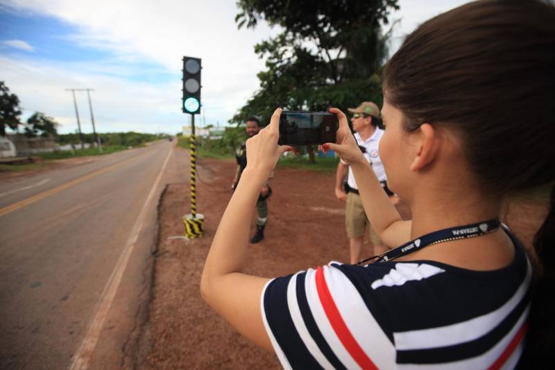 A primeira sinalização semafórica móvel (foto) foi instalada na tarde de sábado, 7, na rodovia PA 444, pelo Departamento de Trânsito do Estado (Detran). A sinalização móvel é adaptada para as obras de duplicação que estão ocorrendo em parte da estrada que liga a cidade de Salinópolis à praia do Atalaia. "A iniciativa, em conjunto com o sistema de segurança pública é dar maior vazão a todos os veículos que estão trafegando no sentido praia-cidade e também cidade-praia. A necessidade desse semáforo, no trecho da ponte, é também para garantir a segurança que estiverem saindo ou entrando na praia", explicou o diretor Técnico Operacional do Detran, Walmero Costa. Uma ação de sistema binário ocorrerá caso haja necessidade, para dar maior fluidez no perímetro da rodovia PA-444 que já está duplicada.
FOTO: MÁCIO FERREIRA / AG. PARÁ
DATA: 07.07.2018
SALINÓPOLIS - PARÁ <div class='credito_fotos'>Foto: MÁCIO FERREIRA/ AG. PARÁ | <a href='/midias/2018/originais/9bd265ce-78f8-41b3-b529-26e0bf9d8f7f.jpg' download><i class='fa-solid fa-download'></i> Download</a></div>