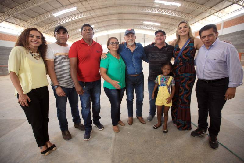 Izabela Jatene, secretária de Estado de Municípios Sustentáveis, destacou a importância dessas obras. “É uma agenda mútua que vínhamos trabalhando com o prefeito local há bastante tempo. Hoje entregamos os Bombeiros, mas também investimos R$2,5 milhões na reforma do Hospital que já está em andamento junto com a contrapartida da Prefeitura; a construção do Ginásio de Esportes, com R$1,4 milhão do Estado e R$ 600 mil da Prefeitura e o asfalto no Jubim. Quando você tem uma gestão municipal comprometida e uma população que participa, tudo fica mais fácil, e assim trabalhamos para tornar os municípios cada vez mais fortes”, afirmou.O governador Simão Jatene ainda visitou as obras do Ginásio, que já atinge cerca de 60% das obras concluídas, e o asfalto na Vila do Jubim, que está em fase final. Jatene também anunciou que a cidade vai ganhar mais dois quilômetros de asfalto.


FOTO: MÁCIO FERREIRA / AG PARÁ
DATA: 24.01.2018
SALVATERRA - PARÁ <div class='credito_fotos'>Foto: MÁCIO FERREIRA/ AG. PARÁ   |   <a href='/midias/2018/originais/9bd48a9d-844e-4a27-9f09-a9e64be501c3.jpg' download><i class='fa-solid fa-download'></i> Download</a></div>
