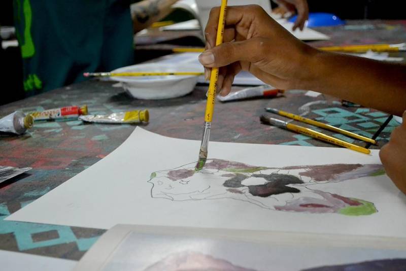 Experimentos com gravura, confecções de maquetes, gravura em arte sacra, youtuber, bateria, percussão são algumas das oficinas ofertadas pela Fundação Cultural do Pará para o mês de junho. São mais de 100 opções de cursos de arte e ofício realizados nas Oficinas Curro Velho e na Casa da Linguagem. Este será o último módulo de oficinas do primeiro semestre de 2018. As aulas iniciam no dia 28 de maio e encerram no dia 15 de junho, nos horários da manhã e tarde. Na parte de audiovisual serão ofertadas quatro oficinas, entre elas: Laboratório de ensaios fotográficos e fotocolagem, entre outras. A oficina de Laboratório de ensaios fotográficos será ministrada pela fotógrafa e professora da Secretaria de Estado de Educação (Seduc), Bárbara Freire. Para participar o aluno deve ter como pré-requisito conhecimento básico de fotografias.
FOTO: ASCOM / FCP
DATA: 15.05.2018
BELÉM - PARÁ <div class='credito_fotos'>Foto: ASCOM FCP | <a href='/midias/2018/originais/9bddf3bf-4383-47df-830f-6f307a22c168.jpg' download><i class='fa-solid fa-download'></i> Download</a></div>