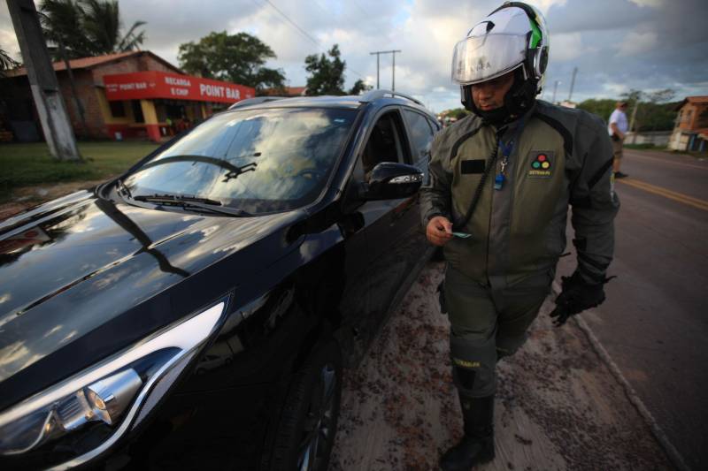 Atuação dos agentes de segurança durante a Operação Verão 2018 no segundo final de semana de férias.
FOTO: MÁCIO FERREIRA / AG. PARÁ
DATA: 07.07.2018
SALINÓPOLIS - PARÁ <div class='credito_fotos'>Foto: MÁCIO FERREIRA/ AG. PARÁ | <a href='/midias/2018/originais/9be15c0a-a064-4459-948c-0445aa491dd5.jpg' download><i class='fa-solid fa-download'></i> Download</a></div>