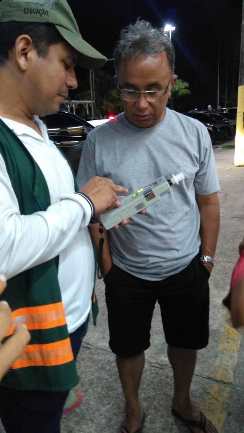 Quase 4 mil pessoas já receberam informações educativas (foto) repassadas pelos agentes de educação do Departamento de Trânsito do Estado do Pará (Detran) na operação Boas Festas. Somente em Salinópolis, nordeste do Pará, 400 frequentadores participaram do trabalho denominado de Transitando nos Bares, em que são realizados testes de alcoolemia. As ações do Detran se estenderão até esta terça-feira (1). O trabalho conta com a parceria do Corpo de Bombeiros e da Polícia Militar. No distrito de Mosqueiro, por exemplo, na rodovia de acesso ao distrito, mais precisamente na barreira da Polícia Rodoviária Estadual(PRE), carros, motocicletas e veículos de passageiros são parados para receber fiscalização da PRE e ações educativas do Detran. 

FOTO: ASCOM / DETRAN
DATA: 31.12.2018
MOSQUEIRO - PARÁ <div class='credito_fotos'>Foto: ASCOM DETRAN   |   <a href='/midias/2018/originais/9be33d83-95c9-4703-bb4d-bf190ad82777.jpg' download><i class='fa-solid fa-download'></i> Download</a></div>