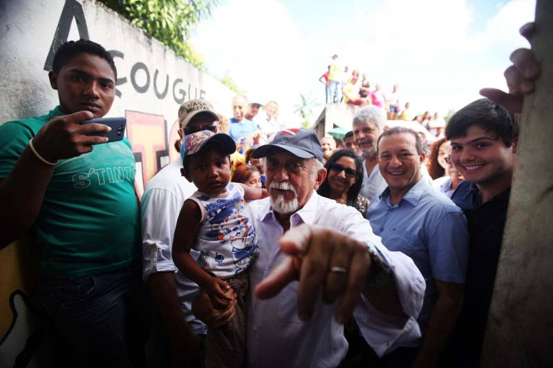 O governo do Pará dá seguimento às ações de reconhecimento de propriedade de terras em todas as regiões do Estado com a entrega, na manhã desta sexta-feira (16), de 124 títulos para pequenos produtores rurais do município de Bujaru, no nordeste paraense. A cerimônia, realizada no Sindicato de Produtores Rurais do município, foi conduzida pelo governador Simão Jatene e contou com a presença de secretários de Estado, parlamentares, prefeitos e autoridades da região. Os documentos expedidos pelo Instituto de Terras do Pará (Iterpa) vão atender famílias que residem em 15 comunidades do município, entre elas a Jutai, Igarapezinho, Jabatiteua, Guajará-Miri, Guajará-Açu, Ramal do Puxador, Ramal do Caiti, Santa Maria, São Luiz, Cajuíra, entre outras localizadas ao longo da Rodovia PA-140, totalizando mais de 6 mil hectares de áreas tituladas.
FOTO: THIAGO GOMES / AG PARÁ
DATA: 16.02.2018
BUJARÚ - PARÁ <div class='credito_fotos'>Foto: Thiago Gomes /Ag. Pará | <a href='/midias/2018/originais/9be4d603-d0b1-419a-9dda-3a939712aec8.jpg' download><i class='fa-solid fa-download'></i> Download</a></div>