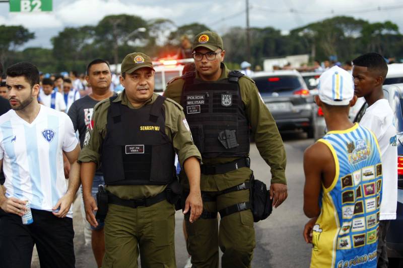 Foram exatos dois meses tentando assistir ao seu primeiro Re x Pa em 2018. Neste domingo, finalmente, a estudante Hendrea Souza convenceu o noivo, Arthur Pantoja, a levá-la ao Estádio Olímpico do Pará, o Mangueirão. E logo numa final. "Só trouxe porque vim no domingo passado e vi algumas mudanças no esquema de segurança", disse Arthur. "Tem mais policiais e a bebedeira em volta do estádio praticamente acabou", afirmou. As mudanças realmente aconteceram a partir do clássico do último dia primeiro e já surtiram efeito. A chamada “Operação Mangueirão” pôs em prática ações de ordenamento no entorno do estádio, com início a partir das 7h30 e encerramento às 20h. A operação determina a delimitação de espaço para atuação de vendedores ambulantes, proibição de veículos com sons automotivos ao redor do estádio e de barracas irregulares, seis pontos de bloqueio e dois para o ingresso de comerciantes e orientações ao público.
FOTO: THIAGO GOMES / AG. PARÁ
DATA: 08.04.2018
BELÉM - PARÁ <div class='credito_fotos'>Foto: Thiago Gomes /Ag. Pará | <a href='/midias/2018/originais/9bf4035c-f358-4b25-953d-9bd93c49d1e1.jpg' download><i class='fa-solid fa-download'></i> Download</a></div>