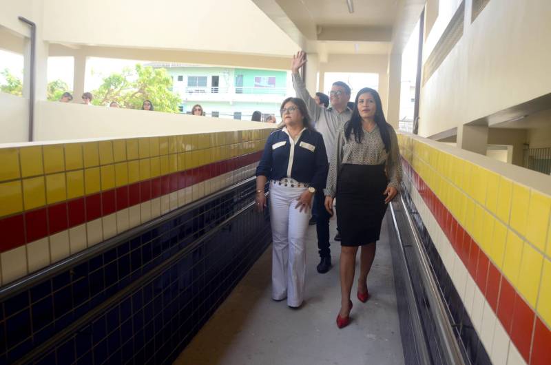 O Distrito de Icoaraci, em Belém, ganhou mais uma escola. Nesta sexta-feira (15), a Secretaria de Estado de Educação (Seduc) inaugurou a obra da Escola Estadual de Ensino Fundamental e Médio Professor Jorge Lopes Raposo. Construída integralmente, a unidade faz parte de um pacote de mais de 100 projetos de novas escolas, reformas e ampliações que a Seduc está executando em 53 municípios. A obra concluída foi recebida como fator motivacional de novo posicionamento da escola no Índice de Desenvolvimento da Educação Básica (Ideb). A inauguração reuniu a comunidade escolar e se transformou numa festa que congregou alunos, professores, dirigentes e os gestores da Seduc, liderados pela secretária Ana Claudia Serruya Hage.
FOTO: ELISEU DIAS / ASCOM SEDUC
DATA: 15.06.2018
BELÉM - PARÁ <div class='credito_fotos'>Foto: Eliseu Dias / Ascom Seduc | <a href='/midias/2018/originais/9bf63650-f49d-4f63-b5df-21fd89b6fbc1.jpg' download><i class='fa-solid fa-download'></i> Download</a></div>