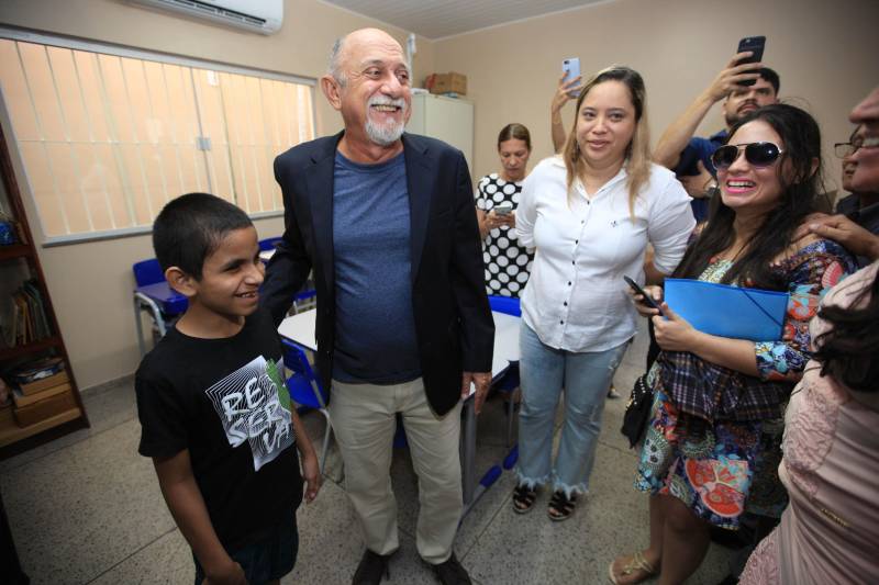 "Hoje vim para uma agenda de inauguração, mas vivi uma experiência de amor, que emana em cada ação dos alunos, professores, direção e de cada um que faz parte desta escola que se torna tão especial porque tem alma". A declaração foi feita pelo governador Simão Jatene (foto), nesta terça, 27, durante a inauguração da obra de reforma e ampliação da Escola Álvares de Azevedo, localizada no Bairro de Batista Campos, em Belém. O governador transformou a inauguração em uma grande confraternização. Passou a tarde na Escola e fez questão de cantar e dançar com os alunos, que expressaram muita gratidão pela obra. Atendendo atualmente 436 alunos, a “Álvares de Azevedo” é uma Unidade Especializada dedicada à educação de estudantes com deficiência visual, e que trabalha nos eixos da educação e da habilitação.
FOTO: MÁCIO FERREIRA / AG. PARÁ
DATA: 27.03.2018
BELÉM - PARÁ <div class='credito_fotos'>Foto: MÁCIO FERREIRA/ AG. PARÁ | <a href='/midias/2018/originais/9bf7b2a6-06c8-4b76-8e1d-a121a345d3d2.jpg' download><i class='fa-solid fa-download'></i> Download</a></div>