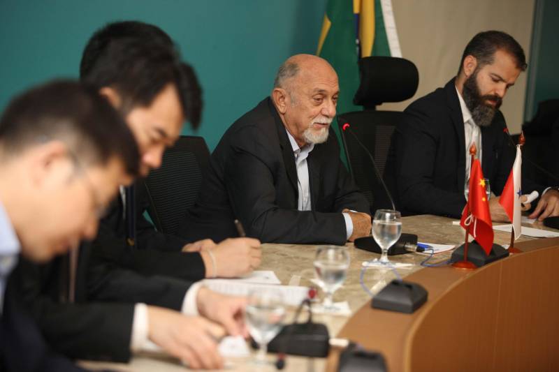 Representantes de grandes empresas chinesas estão em Belém para prospectar novos investimentos em áreas como habitação, tecnologia, energia e infraestrutura. O grupo se reuniu na manhã desta quinta-feira (7) com o governador Simão Jatene (foto), para conhecer mais detalhes sobre as potencialidades do Estado. O encontro ocorreu no Palácio do Governo e contou com a participação do titular da Secretaria de Estado de Desenvolvimento Econômico, Mineração e Energia (Sedeme), Eduardo Leão, do secretário de Estado de Transportes, Kleber Menezes, entre outras autoridades. Entre as empresas participantes está a China Communications Construction Company (CCCC), maior empresa chinesa de infraestrutura e líder mundial no segmento; a estatal chinesa China Railways Corporation (Crec) e a China Development Bank (CDB), banco de desenvolvimento do país asiático.
FOTO: ANTÔNIO SILVA / AG. PARÁ
DATA: 07.06.2018
BELÉM - PARÁ <div class='credito_fotos'>Foto: Antônio Silva/Ag. Pará | <a href='/midias/2018/originais/9bffc8d8-103b-400a-97c4-11b61fad7c41.jpg' download><i class='fa-solid fa-download'></i> Download</a></div>