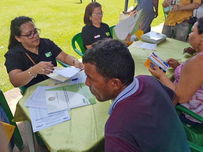 Cento e vinte e sete famílias do PEAS (Projeto Estadual de Assentamento Sustentável) Lourival Santana comemoram o título definitivo de terra recebido no início da tarde desta quinta-feira, 10, no município de Eldorado do Carajás, no sul do Pará. Com esta entrega o Governo do Estado, através do Instituto de Terras do Pará (Iterpa), beneficiou duas mil famílias, somente nos primeiros cinco meses de 2018.
FOTO: DANI FILQUEIRAS / ASCOM SEMSU
DATA: 10.05.2018
ELDORADO DOS CARAJÁS - PARÁ <div class='credito_fotos'>Foto: DANI FILGUEIRAS / ASCOM SEMSU | <a href='/midias/2018/originais/9c0eabe9-ab24-4062-a52b-1ce75003b7dd.jpg' download><i class='fa-solid fa-download'></i> Download</a></div>