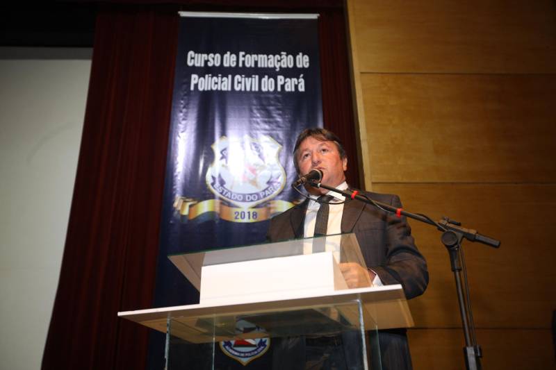 O Pará vai voltar a ter um delegado de polícia para cada município. A posse de 149 novos delegados da Polícia Civil, que aconteceu nesta segunda-feira (26) no Teatro Maria Sylvia Nunes, na Estação das Docas, vai garantir, com sobras, a cobertura completa dos 144 municípios do estado. Aprovados em concurso público, os novos delegados concluíram o curso de Formação da Polícia Civil do Pará no dia 15 deste mês. O curso foi o primeiro do Brasil a incluir sete disciplinas inéditas: Oratória, Atuação Policial frente aos Grupos Vulneráveis, Relacionamento com a Imprensa e Mídias Sociais, Abordagem Psicopatológica do Crime e da Violência, Investigação Financeira no Enfrentamento ao Crime de Lavagem de dinheiro, Noções Básicas de Enfrentamento às Fraudes Veiculares e Linguagem Brasileira de Sinais. O concurso aprovou ainda 300 investigadores, 180 escrivães e 20 papiloscopistas. Os novos policiais civis passaram por quatro meses de formação técnica e profissional na Acadepol. Com a nomeação, o próximo passo será a lotação dos novos servidores públicos nas unidades de Polícia Civil do estado, quando eles saberão em qual região do Pará trabalharão inicialmente. Na foto, o deputado estadual, Eliel Faustino.
FOTO: SYDNEY OLIVEIRA / AG. PARÁ
DATA: 26.02.2018
BELÉM - PARÁ <div class='credito_fotos'>Foto: Sidney Oliveira/Ag. Pará | <a href='/midias/2018/originais/9c1276c8-35e3-4cb6-97b1-29972532aff5.jpg' download><i class='fa-solid fa-download'></i> Download</a></div>