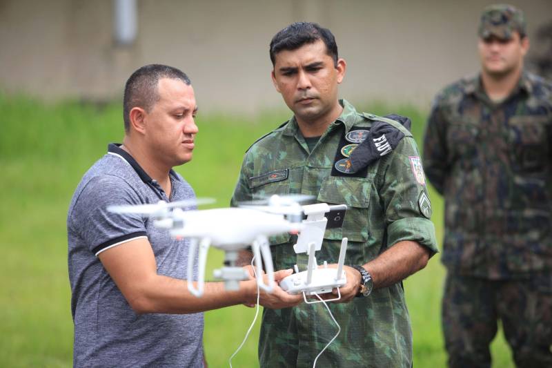 A Polícia Militar iniciou na manhã desta quarta-feira, 16, na sede do Comando Geral, em Icoaraci, o processo de habilitação ao 1º Curso de Operador de Aeronaves Remotamente Pilotadas (RPA - Remotely Piloted Aircraft), conhecidos popularmente como drones (foto), oferecido pela PM do Pará. Vinte candidatos participaram das avaliações psicológica e técnica. Na quinta-feira, 17, a previsão é de que os 23 inscritos sejam submetidos aos testes de aptidão. O resultado final das avaliações será divulgado até a próxima sexta-feira, 18. Os habilitados estarão credenciados a participar do curso previsto para o período de 21 a 25 deste mês. Na programação de hoje foram formados dois grupos, avaliados pela equipe do Centro Integrado de Psicologia e Assistência Social (Cipas). Em seguida os candidatos foram à parte prática, coordenado operacionalmente pelo cabo Antônio Donato, da Assessoria de Comunicação da PM.
FOTO: MÁCIO FERREIRA / AG. PARÁ
DATA: 16.05.2018
BELÉM - PARÁ <div class='credito_fotos'>Foto: MÁCIO FERREIRA/ AG. PARÁ | <a href='/midias/2018/originais/9c127cce-73d9-4ae3-9912-ab4e4bdbecf8.jpg' download><i class='fa-solid fa-download'></i> Download</a></div>