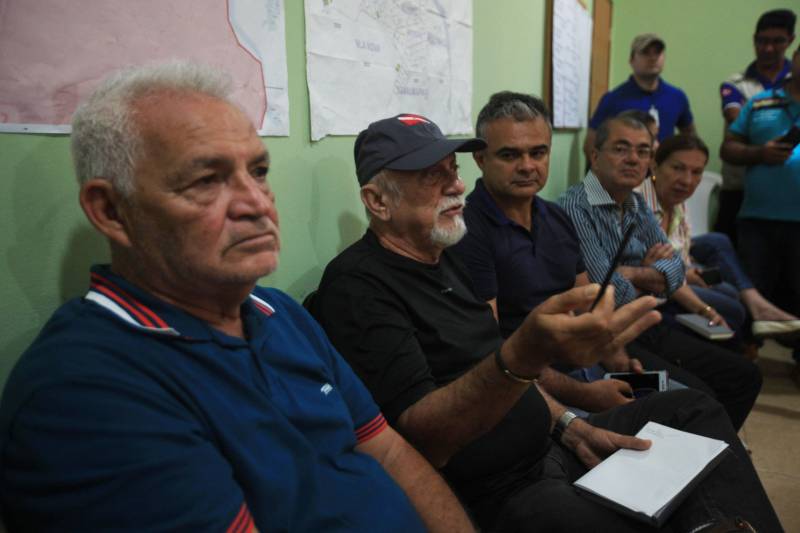 O governador Simão Jatene (camisa preta e boné) está no município de Bragança, nordeste do Estado, neste sábado (19), para visitar algumas das localidades atingidas pelas enchentes provocadas pelas chuvas do início da semana. A Defesa Civil Estadual está articulando as secretarias de Estado para atender às pessoas afetadas pelos alagamentos. Até o momento são três famílias desabrigadas e mais de três mil pessoas afetadas, principalmente na comunidade de Maranhãozinho. A prefeitura decretou estado de alerta. Uma sala de situação foi montada no município para o gerenciamento das ações que atendem às famílias.
FOTO: RODOLFO OLIVEIRA / AG. PARÁ
DATA: 19.05.2018
BRAGANÇA - PARÁ <div class='credito_fotos'>Foto: Rodolfo Oliveira/Ag. Pará | <a href='/midias/2018/originais/9c213ab6-da28-45bb-b03a-d86d3afc4fb7.jpg' download><i class='fa-solid fa-download'></i> Download</a></div>
