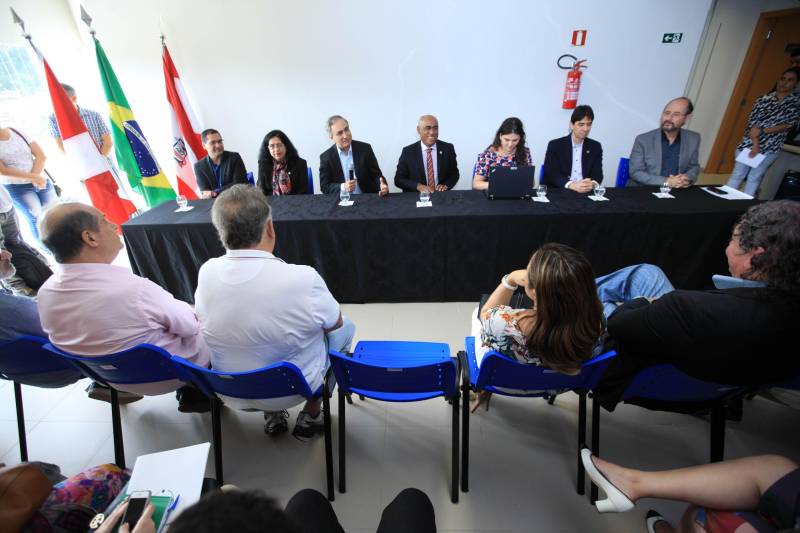Renovar, reinventar, repensar e preservar a Amazônia e sua extensa biodiversidade serão as principais funções do Centro de Estudos Avançados da Biodiversidade (Ceabio), o primeiro da região Norte e um dos pioneiros do país. Inaugurado nesta quarta-feira (21), o laboratório faz parte do Parque de Ciência e Tecnologia Guamá (PCT Guamá), sediado em Belém. Na fdoto, Alex Fiúza de Melo, secretário de Estado de Ciência, Tecnologia e Educação Profissional e Tecnológica (Sectet).
FOTO: MÁCIO FERREIRA / AG. PARÁ
DATA: 21.02.2018
BELÉM - PARÁ <div class='credito_fotos'>Foto: MÁCIO FERREIRA/ AG. PARÁ | <a href='/midias/2018/originais/9c226181-7040-4e49-8b45-cce9544a875c.jpg' download><i class='fa-solid fa-download'></i> Download</a></div>