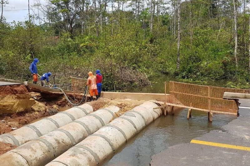 As chuvas começam a diminuir no interior do Estado e os trabalhos de manutenção das estradas paraenses continuam avançando. Serviços de pavimentação com CBUQ (concreto betuminoso usinado a quente) estão sendo realizados na rodovia PA-477 (foto), no trecho de 8 km entre São Geraldo do Araguaia e Piçarra.
FOTO: ASCOM SETRAN
DATA: 11.05.2018
SÃO GERALDO DO ARAGUAIA - PARÁ <div class='credito_fotos'>Foto: ASCOM SETRAN | <a href='/midias/2018/originais/9c264369-3aa6-4beb-ab60-6760922eaed8.jpg' download><i class='fa-solid fa-download'></i> Download</a></div>