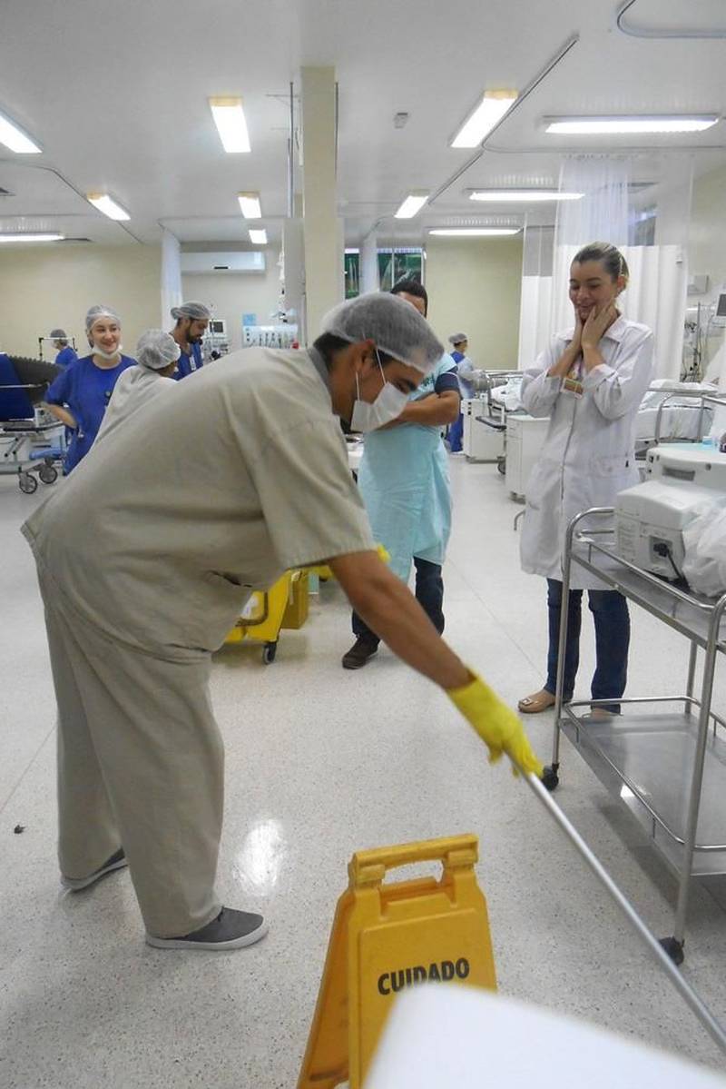 Em situações simples ou grandes desafios, colocar-se no lugar do outro pode ser o ponto de partida para tomar a melhor decisão. É essa a estratégia que a Política de Humanização do Sistema Único de Saúde (HumanizaSUS) toma como base para a assistência à saúde. Assim, para exercitar o poder de empatia e integrar os setores, o Hospital Regional do Sudeste do Pará - Dr. Geraldo Veloso (HRSP), em Marabá (PA), lançou o projeto 'Sentindo na Pele'. Na foto, o supervisor de SADT Fábio Grifo na higienização.
FOTO: ASCOM HRSP
DATA: 11.05.2018
MARABÁ - PARÁ <div class='credito_fotos'>Foto: ASCOM HRSP | <a href='/midias/2018/originais/9c26cf04-5af8-4682-9281-701a6be069e6.jpg' download><i class='fa-solid fa-download'></i> Download</a></div>