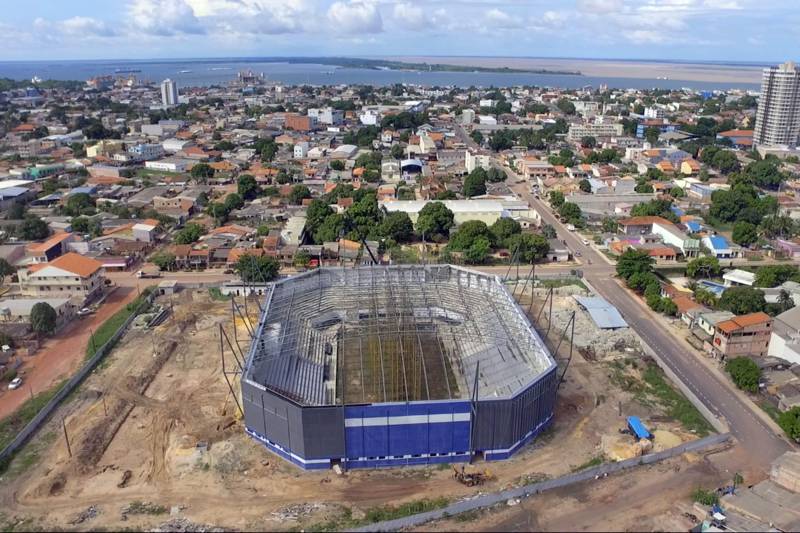 Uma vistoria técnica à obra do ginásio poliesportivo de Santarém, no oeste paraense, foi feita pelo governador Simão Jatene nesta terça-feira (4). Além do ginásio, que está em fase de conclusão e será entregue até o final deste ano, a região do Baixo Amazonas vai dispor de sete novos terminais hidroviários.

FOTO: DIVULGAÇÃO
DATA: 12.12.2018
SANTARÉM - PARÁ <div class='credito_fotos'>Foto: Divulgação   |   <a href='/midias/2018/originais/9c2c1de5-8d3d-494a-b358-200d30223277.jpg' download><i class='fa-solid fa-download'></i> Download</a></div>