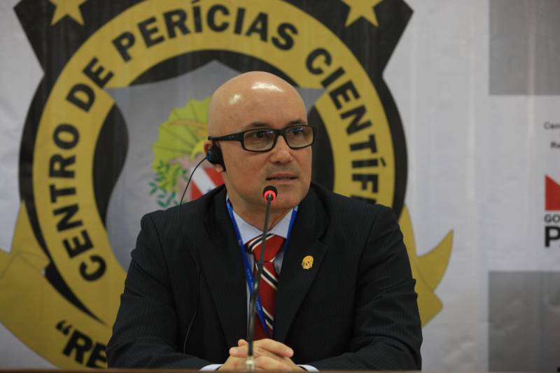 Em 2018, o Centro de Perícias Científicas (CPC) Renato Chaves celebra a segunda parceria com a Polícia Internacional. Dessa vez, o intercâmbio foi fechado com a Polícia Francesa, na manhã desta segunda-feira (23), com a abertura da Semana de Intercâmbio de Investigação Criminal: Brasil x França - O Local de Homicídio em Evidência, no auditório do CPC. Durante a semana, os peritos ampliarão seus conhecimentos sobre as técnicas, protocolos e tecnologias utilizadas na França. Policiais civis e militares também participam da qualificação. O intercâmbio está sendo organizado pela Direção Geral do CPC, por meio da Direção de Cooperação Internacional da Embaixada Francesa, sediada em Brasília. Dois agentes da Polícia do Brigade Criminelle e do Service Régionale d'Identité Judiciaire, com apoio do Ministério do Interior da França, participam da qualificação, que segue até a próxima sexta-feira (27) e será realizada na modalidade presencial, com aulas práticas e teóricas sobre as técnicas em local de crime. Na foto, José Edmilson Lobato, diretor geral do CPC.
FOTO: RODOLFO OLIVEIRA / AG. PARÁ
DATA: 23.04.2018
BELÉM - PARÁ <div class='credito_fotos'>Foto: Rodolfo Oliveira/Ag. Pará | <a href='/midias/2018/originais/9c407a0d-3a16-4bfc-89a0-0215670d62e0.jpg' download><i class='fa-solid fa-download'></i> Download</a></div>