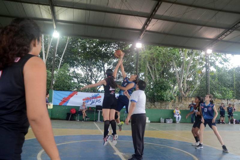 Criado nos Estados Unidos no início da década de 1890, o basquete é a modalidade que apontou os primeiros times campeões da terceira etapa regional dos Jogos Estudantis Paraenses (JEPs), em Igarapé-Açú. Na sexta-feira (18), os times de basquete masculino de Maracanã e o feminino de Castanhal conquistaram os primeiros lugares e são os campeões que vão disputar a etapa Estadual, em junho. Ao redor da quadra de esportes da Escola Cônego Calado, a torcida estava posicionada para acompanhar as partidas que anunciariam os medalhistas do basquete. A primeira disputa foi entre os times de Maracanã e Castanhal, na categoria "A" (de 12 a 14 anos). Cada ponto marcado era comemorado pela torcida, que ao final do quarto tempo, pode celebrar a conquista do município de Maracanã, com placar de 21 pontos, contra 15 de Castanhal.
FOTO: RAI PONTES / ASCOM SEDUC
DATA: 19.05.2018
IGARAPÉ-AÇÚ - PARÁ <div class='credito_fotos'>Foto: Rai Pontes/Ascom Seduc | <a href='/midias/2018/originais/9c44d31e-b07d-4ce6-8bca-2aff6ba5efbb.jpg' download><i class='fa-solid fa-download'></i> Download</a></div>