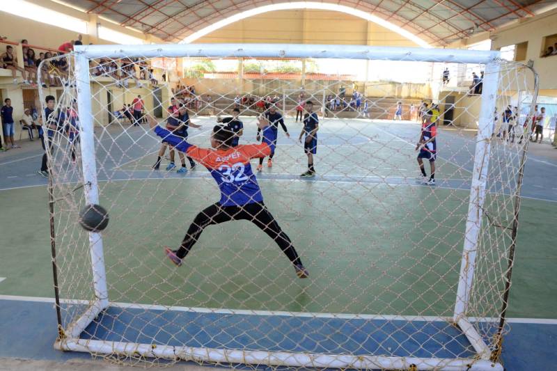 A Regional Mocajuba dos Jogos Estudantis Paraenses (JEPs), que ocorreu de 16 a 20 deste mês reunindo municípios do Baixo Tocantins, foi encerrada com festa no final de semana, pelos atletas que garantiram vagas na Etapa Estadual da competição, marcada para o período de 19 a 22 de junho, na Arena Guilherme Paraense, em Belém, com as finais transmitidas ao vivo pela TV Cultura do Pará. Na foto, categoria B/Modalidade Handebol Masculino - Município de Tailândia/Escola Estadual S. Francisco de Assis.
FOTO: ELISEU DIAS / ASCOM SEDUC
DATA: 20.05.2018
MOCAJUBA - PARÁ <div class='credito_fotos'>Foto: Eliseu Dias / Ascom Seduc | <a href='/midias/2018/originais/9c479065-bc49-445a-80e8-30c90c118674.jpg' download><i class='fa-solid fa-download'></i> Download</a></div>