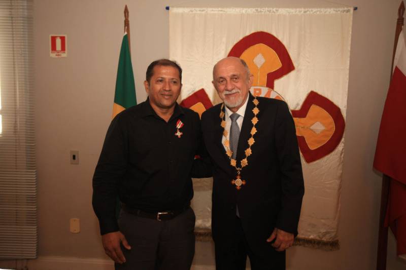 O Governo do Estado do Pará concedeu hoje 230 comendas do Mérito Grão-Pará (foto), a mais alta do Estado, a autoridades e servidores que se destacaram nos últimos oito anos de serviços prestados à população. “O ciclo que encerramos hoje não encerra nossa missão de servir ao público, porque uma vez servidores públicos, trabalhando em benefício da população, nunca mais deixamos de sê-lo, pois essa missão fica gravada em nossos corações”, disse o governador Simão Jatene aos agraciados. O governador entregou, pessoalmente, uma a uma as condecorações.  Das 230 medalhas, 14 foram no grau de Grande Oficial, 60 no grau de Comendador, 8 no grau de Oficial e 11 no grau de Cavaleiro aos servidores civis. Entre os militares, 4 receberam no grau de Comendador, 38 de Oficial e 109 no grau de Cavaleiro.

FOTO: CRISTINO MARTINS / AG. PARÁ
DATA: 31.12.2018
BELÉM - PARÁ <div class='credito_fotos'>Foto: Cristino Martins/Ag. Pará   |   <a href='/midias/2018/originais/9c4a420c-29e5-45a7-8b31-059812514017.jpg' download><i class='fa-solid fa-download'></i> Download</a></div>