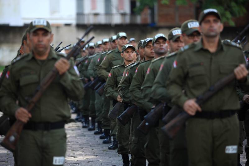 Cerca de 2.400 policiais militares que estão em processo de formação por meio dos Cursos de Formação de Praças (CFP), de Oficiais (CFO), de Habilitação de Oficiais (CHO) e de Adaptação de Oficiais (CHO). Durante a caminhada (foto), a Academia de Polícia Militar “Cel Fontoura” executou a primeira marcha administrativa para exercitar os pelotões do Curso de Formação de Oficiais (CFO) e do Curso de Adaptação de Oficiais da PMPA (CADO) nos deslocamentos a pé por longos percursos. A caminhada de 10 Km contou com a participação de 183 alunos da Academia de Polícia Militar.
FOTO: MÁCIO FERREIRA / AG. PARÁ
DATA: 15.02.2018
MARITUBA - PARÁ <div class='credito_fotos'>Foto: MÁCIO FERREIRA/ AG. PARÁ | <a href='/midias/2018/originais/9c4c1495-2fb5-4681-87ce-6f28e9951a66.jpg' download><i class='fa-solid fa-download'></i> Download</a></div>