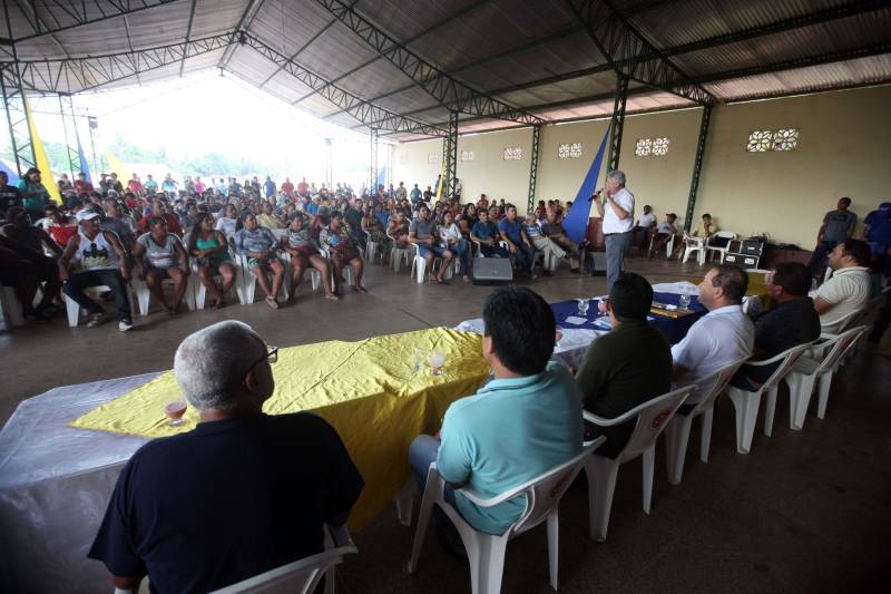 O Governo do Estado entregou (foto) na tarde desta sexta-feira (29), a ordem de serviço para a pavimentação de três quilômetros de vias no munícipio de Bonito, no Nordeste do Estado. O documento foi entregue pelo chefe do Núcleo de Governo, José Megale. O investimento na ordem de R$ 1,3 milhão faz parte dos esforços do Governo do Estado em levar mais qualidade de vida à população. A assinatura contou com a participação do presidente da Assembleia Legislativa do Estado (Alepa), deputado Márcio Miranda, e do deputado Milton Campos, que também entregou as chaves de uma retroescavadeira adquirida através de emenda parlamentar.
FOTO: SIDNEY OLIVEIRA / AG. PARÁ
DATA: 29.06.2018
BONITO - PARÁ <div class='credito_fotos'>Foto: Sidney Oliveira/Ag. Pará | <a href='/midias/2018/originais/9c53eb80-188a-497e-bf77-d3741c3fa4aa.jpg' download><i class='fa-solid fa-download'></i> Download</a></div>