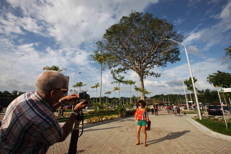 O Parque Estadual do Utinga (PEUt) o mais importante espaço de preservação e estudo da biodiversidade dentro da Região Metropolitana de Belém será reaberto à população a partir desta sexta,16, a partir das 16h30, com apresentações artísticas, com o Boi Veludinho, crianças do Pro Paz e a premiada Orquestra Sinfônica do Theatro da Paz. A apresentação será em um espaço ao ar livre e não será necessária a retirada de ingressos, por esse motivo, a recomendação é que o público chegue cedo, porque a entrada será fechada quando o espaço estiver lotado.
FOTO: SIDNEY OLIVEIRA / AG PARÁ
DATA: 16.03.2018
BELÉM - PARÁ <div class='credito_fotos'>Foto: Sidney Oliveira/Ag. Pará | <a href='/midias/2018/originais/9c5892a6-5841-4d9e-8254-bfe0ad4c9671.jpg' download><i class='fa-solid fa-download'></i> Download</a></div>