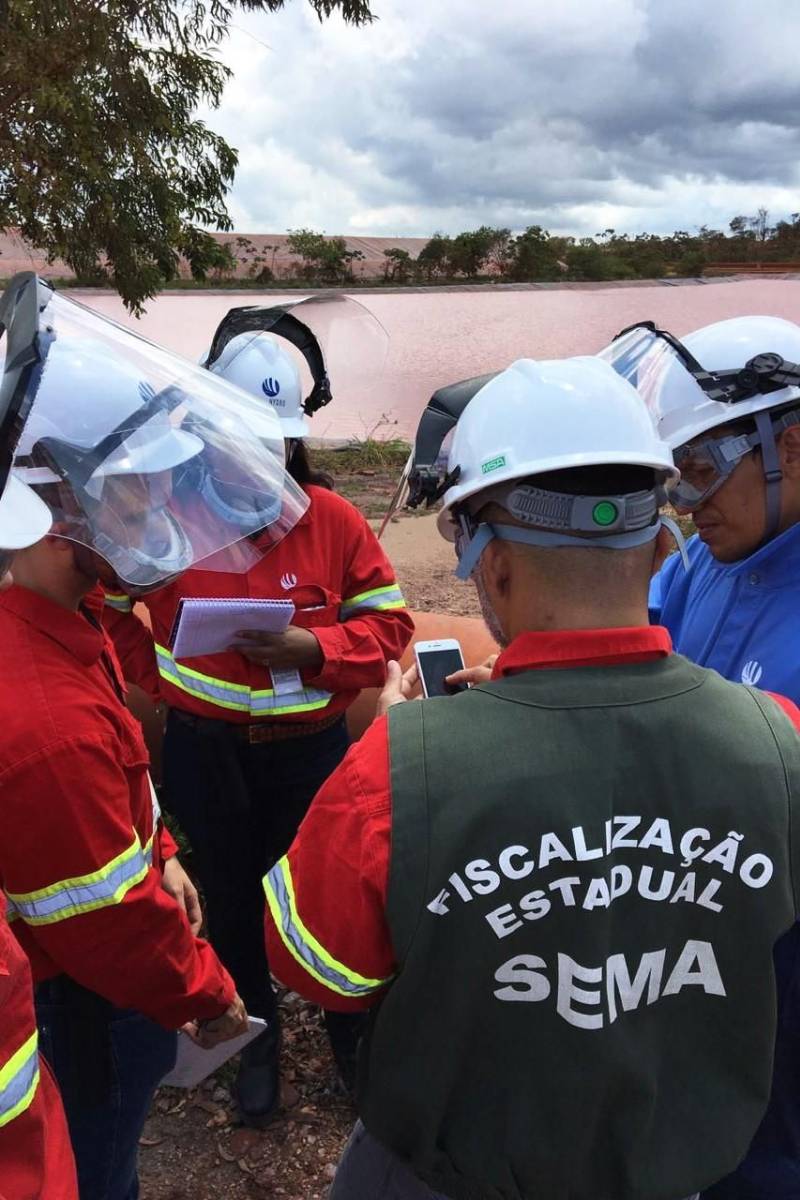 Iniciou neste sábado, 24, o prazo que o Governo do Estado deu para que a mineradora Hydro Alunorte adote procedimentos e mecanismos seguros ambientalmente, a fim de que as bacias de resíduos da empresa baixem os níveis em pelo menos um metro – o que é definido tecnicamente como padrão de segurança com comprovação permanente da redução e manutenção dos níveis. Uma equipe de fiscalização da Secretaria de Estado de Meio Ambiente e Sustentabilidade (Semas) está no município para fazer o monitoramento dos níveis das bacias do sistema de tratamento dos rejeitos da Bauxita. "Vamos montar equipes para, de duas em duas horas, avaliar o nível das bacias. Em caso de chuva o monitoramento será feito de uma em uma hora", explicou Rejiane Santos, geóloga da Diretoria de Licenciamento Ambiental da Semas.
FOTO: LIDIANE SOUZA / SECOM
DATA: 24.02.2018
BARCARENA - PARÁ <div class='credito_fotos'>Foto: LIDIANE SOUZA / SECOM | <a href='/midias/2018/originais/9c5ab331-953d-4205-91ca-46de644658c9.jpg' download><i class='fa-solid fa-download'></i> Download</a></div>