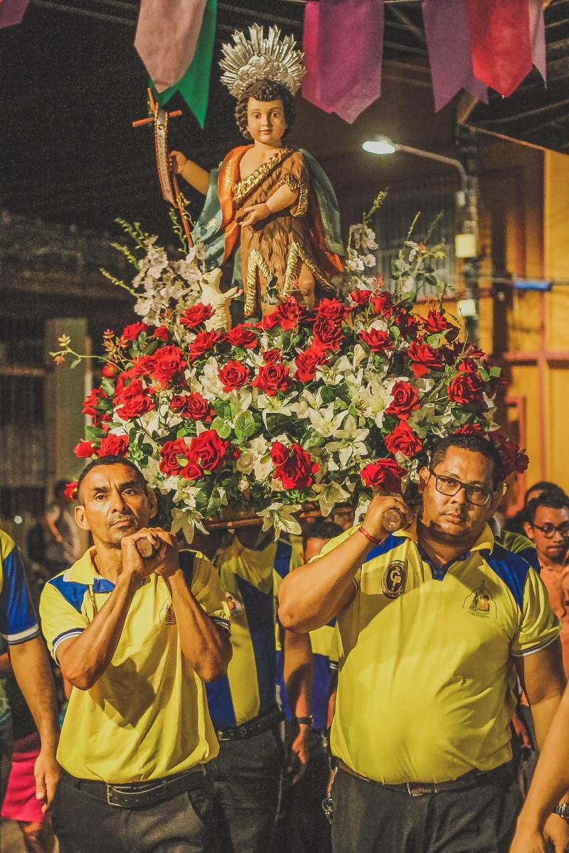 A população de Cametá, no Tocantins, comemorou neste domingo (24), o último dia da festividade do padroeiro da cidade, São João Batista, que vem ganhando homenagem especial desde o dia 14 de junho.
FOTO: TONINHO CASTRO / PREFEITURA DE CAMETÁ
DATA: 24.06.2018
CAMETÁ - PARÁ <div class='credito_fotos'>Foto: TONINHO CASTRO / PREFEITURA DE CAMETÁ | <a href='/midias/2018/originais/9c5d551b-7cac-427f-a80a-41465f4a2952.jpg' download><i class='fa-solid fa-download'></i> Download</a></div>