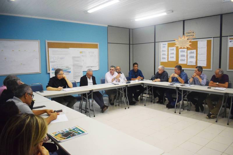 O Complexo Industrial de Icoaraci, em Belém, foi tema de uma reunião que discutiu melhorias estruturais para o distrito. Reunidos na sede da empresa Tramontina, no dia 9, os representantes da Companhia de Desenvolvimento Econômico do Pará (Codec) - administradora do Polo -, da Federação das Indústrias do Pará (Fiepa) e representantes de diversas empresas instaladas no Distrito, falaram sobre as principais demandas da área e apontaram melhorias que devem ser implementadas com o objetivo de dar melhores condições às atividades industriais e de acesso aos trabalhadores locais. “Este encontro é importante porque representa a retomada de todas as demandas de estrutura do Distrito e também a aproximação com o governo do Estado, por meio de várias secretarias, que podem contribuir com o desenvolvimento de novas indústrias, além das já instaladas aqui”, avaliou o diretor da Tramontina, Antônio Pagliari.
FOTO: ASCOM / CODEC
DATA: 10.03.2018
BELÉM - PARÁ <div class='credito_fotos'>Foto: ASCOM CODEC | <a href='/midias/2018/originais/9c6c578a-1e72-4b9b-8de8-3ee30510546b.jpg' download><i class='fa-solid fa-download'></i> Download</a></div>