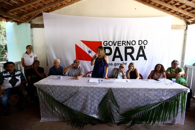 “Ter a posse da terra é a certeza de que nunca iremos perder o nosso direito, que nossos filhos e nossos netos poderão dar continuidade a nossa história em segurança. Foram anos de luta até chegar esse dia, agraciados com a assinatura do nosso título de terra. Só temos a agradecer a todos que fizeram parte disso e a cada um que lutou junto para que hoje isso se tornasse realidade”. A fala emocionada foi de seu Mário Araújo Silva, presidente da Associação Remanescente de Quilombo Espírito Santo, localizada no município do Acará, no nordeste do Estado. Ele assinou, neste sábado (24), junto com o governador Simão Jatene, o título que dá a posse da terra a comunidade. A fala do presidente traduz o sentimento das dezenas de famílias que moram no local, que agora tem a posse legítima do local onde seus antepassados viveram. “Sou filho de mãe negra. Nasci aqui como minha vó, bisavó, que fazem parte da história dessa comunidade que já existe a mais de 300 anos.
FOTO: SIDNEY OLIVEIRA / AG. PARÁ
DATA: 24.03.2018
ACARÁ - PARÁ <div class='credito_fotos'>Foto: Sidney Oliveira/Ag. Pará | <a href='/midias/2018/originais/9c6f342e-0be4-459d-a14e-8e5856e4fcee.jpg' download><i class='fa-solid fa-download'></i> Download</a></div>