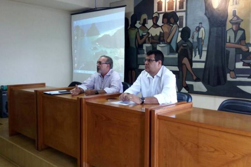 Uma parceria entre a Secretaria de Estado de Transportes (Setran), o Centro Regional de Governo do Sudeste do Pará e a Defesa Civil vai possibilitar a intervenção em 17 municípios do Estado que tiveram caracterizadas situações de emergência, em função das fortes chuvas que têm atingido, especialmente, as regiões sul e sudeste do Pará. Em reunião de diretoria ocorrida na manhã desta segunda-feira (2), no auditório da Setran, com a participação do secretário Regional de Governo, Jorge Bittencourt (d), e de representantes da Defesa Civil, o secretário de Estado de Transportes, Kleber Menezes (e).
FOTO: ASCOM SETRAN
DATA: 02.04.2018
BELÉM - PARÁ <div class='credito_fotos'>Foto: ASCOM SETRAN | <a href='/midias/2018/originais/9c7bb35b-08f2-4c1e-9869-44566762223e.jpg' download><i class='fa-solid fa-download'></i> Download</a></div>