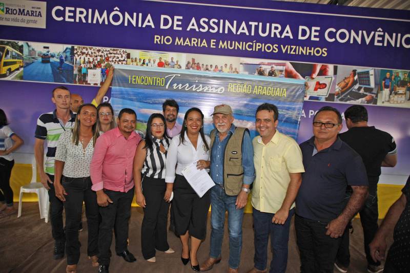Onze municípios do sul e sudeste paraense recebem recursos do Estado para recuperar ruas e vicinais atingidas pelas enchentes e fortes chuvas que caem na região. Em agenda oficial nesta sexta-feira (6), o governador Simão Jatene assinou, pela manhã, no Parque de Exposições Valeu Boi Leilões, em Rio Maria, os convênios que garantem o repasse de cerca de R$ 4 milhões. As obras de caráter emergencial serão executadas pelas prefeituras em parceria com a Secretaria de Estado de Transportes (Setran). O objetivo é recuperar a trafegabilidade nessas localidades e assegurar o direito de ir e vir da população. Na manhã desta sexta, foram assinados nove convênios, com os municípios de Redenção, Pau D’Arco, São Félix do Xingu, Santa Maria das Barreiras, Tucumã, Água Azul do Norte, Xinguara, Bannach e Rio Maria. Além da Setran, participam da ação o Centro Regional de Governo do Sudeste do Pará e a Defesa Civil. “O valor do investimento em cada município vai depender da necessidade verificada pelas equipes do Estado e das prefeituras. O recurso não será usado para reconstruir vias, mas para restabelecer a trafegabilidade”, disse o secretário de Transportes, Kléber Menezes.
FOTO: ANTÔNIO SILVA / AG. PARÁ
DATA: 06.04.2018
RIO MARIA - PARÁ <div class='credito_fotos'>Foto: Antônio Silva/Ag. Pará | <a href='/midias/2018/originais/9c7c2c12-a1ab-40c4-b001-8b6252c17de7.jpg' download><i class='fa-solid fa-download'></i> Download</a></div>