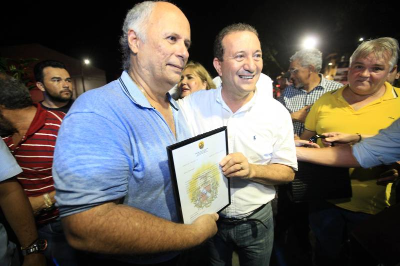 Entre os compromissos firmados está a assinatura do decreto legislativo (foto) que autoriza o Governo do Pará a efetuar a doação da área pertencente ao patrimônio fundiário do Estado para a prefeitura da Capanema. A concessão corresponde a cerca de 1.700 hectares localizados na sede do município e nos distritos de Tauari e Mirasselvas.

FOTO: MÁCIO FERREIRA / AG. PARÁ
DATA: 04.06.2018
CAPANEMA - PARÁ <div class='credito_fotos'>Foto: MÁCIO FERREIRA/ AG. PARÁ   |   <a href='/midias/2018/originais/9c821810-8c88-42c4-9517-14389c6ffc91.jpg' download><i class='fa-solid fa-download'></i> Download</a></div>
