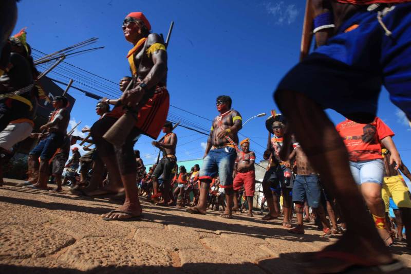 Uma caminhada pelas principais ruas de São Félix do Xingu foi o ponto alto da programação da Semana dos Povos Indígenas nesta quarta-feira (18). Os índios se concentraram em frente à Secretaria Municipal de Cultura, entoando cantos de guerra e dançando na luta por direitos. Uma das principais reivindicações é a retomada de territórios e a gestão ambiental dessas áreas. Durante a passeata, caciques se revezavam proferindo palavras de ordem, enquanto todos seguiam em cadência rumo à Praça do Triângulo, onde ocorre grande parte das atividades. A passeata foi também um protesto contra a exoneração de Franklimberg Ribeiro de Freitas da presidência da Fundação Nacional do Índio (Funai). Ele teria sido demitido pelo presidente Michel Temer a pedido de deputados da bancada ruralista, em Brasília.
FOTO: RODOLFO OLIVEIRA / AG. PARÁ
DATA: 18.04.2018
SÃO FÉLIX DO XINGU - PARÁ <div class='credito_fotos'>Foto: Rodolfo Oliveira/Ag. Pará | <a href='/midias/2018/originais/9c86f0bf-c9c8-4ee6-bf77-636a92ca35b4.jpg' download><i class='fa-solid fa-download'></i> Download</a></div>