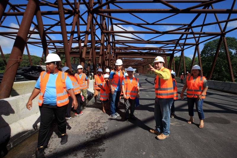 Alunos com deficiência atendidos pela Fundação Pestalozzi do Pará (FPPA) visitaram na manhã desta quinta-feira (3) as obras de prolongamento da Avenida João Paulo II, acompanhados por familiares, pela coordenadora da Fundação, Inês Pereira, e professores da Universidade da Amazônia (Unama), que fizeram a interlocução com o Núcleo de Gerenciamento de Transporte Metropolitano (NGTM), responsável pela obra.
FOTO: ROLDOFO OLIVEIRA / AG. PARÁ
DATA: 03.05.2018
BELÉM - PARÁ <div class='credito_fotos'>Foto: Rodolfo Oliveira/Ag. Pará | <a href='/midias/2018/originais/9c8a3d93-3a14-4bf8-a5a6-b950a4b373b8.jpg' download><i class='fa-solid fa-download'></i> Download</a></div>