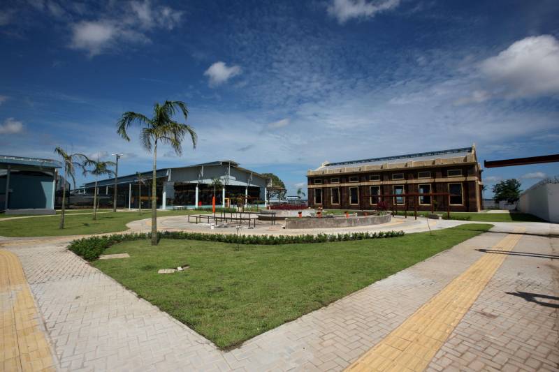 O Pará ganha, a partir desta quarta-feira, 30,  o primeiro Centro Integrado de Inclusão e Reabilitação da região Norte. Localizado na rodovia Arthur Bernardes, em Belém, às margens da Baía do Guajará, o Centro Integrado de Inclusão e Reabilitação – CIIR, está instalado em uma área total de mais de 40 mil metros quadrados.  O Centro é diferente de outros que já existem no país por integrar vários serviços em um único local. A obra foi iniciada em março de 2014 e está orçada em mais de R$ 32 milhões, recursos do tesouro estadual. O CIIR faz parte das ações previstas pelo Governo do Estado ampliando os serviços já oferecidos pela Secretaria de Estado de Saúde Pública (Sespa). A inauguração do Centro será às 16h30. O CIIR vai agregar, em um único espaço, assistência médica, odontológica, reabilitação, capacitação, oficinas para produção de próteses e serviço de apoio e diagnósticos em crianças, jovens e adultos com deficiência no Estado do Pará. No CIIR vai funcionar um Centro Especializado em Reabilitação (CER IV) para usuários com deficiência auditiva, física, intelectual e visual; uma oficina ortopédica fixa e um Centro de Especialidades Odontológicas (CEO II).

FOTO: THIAGO GOMES / AG. PARÁ
DATA: 25.05.2018
BELÉM - PARÁ <div class='credito_fotos'>Foto: Thiago Gomes /Ag. Pará   |   <a href='/midias/2018/originais/9c8b380f-2392-4a74-a354-dfb25f7f1a85.jpg' download><i class='fa-solid fa-download'></i> Download</a></div>