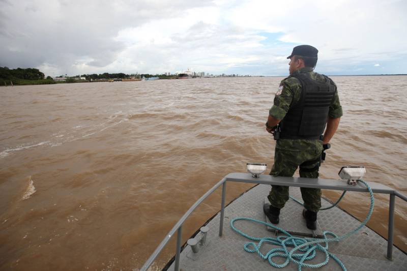 Lancha da Companhia de Policiamento Fluvial em plena baia do Guajará, próximo a capital Belém. Que realiza o policiamento ostensivo nos rios do Estado e atende comunidades ribeirinhas através de projetos sociais.
FOTO: CARLOS SODRÉ / AG. PARÁ
DATA: 27.04.2018
BELÉM - PARÁ <div class='credito_fotos'>Foto: Marcelo Lelis / Ag. Pará | <a href='/midias/2018/originais/9c8f2436-2068-4c0b-950d-acab8082186d.jpg' download><i class='fa-solid fa-download'></i> Download</a></div>