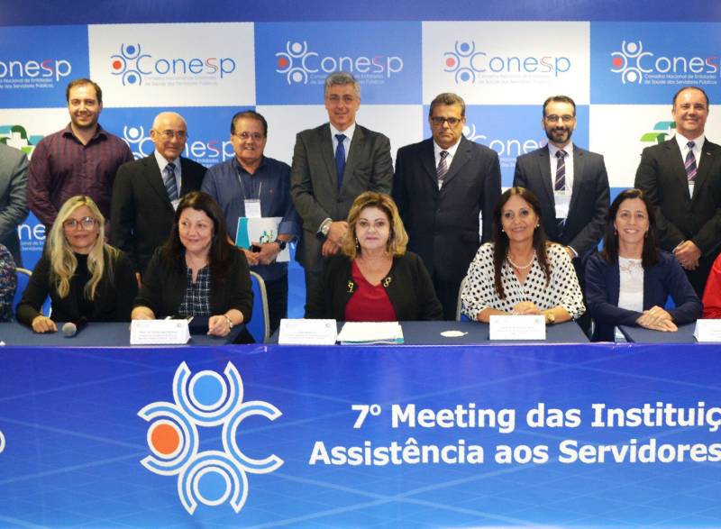 O Instituto de Assistência dos Servidores do Estado do Pará (Iasep) está reeleito para o biênio 2019-2020 na vice-presidência do Conselho Nacional de Entidades de Saúde dos Servidores Públicos (Conessp). O Conselho concentra os interesses comuns dos órgãos de assistência médica, em estados e municípios, e busca aprimorar a excelência dos serviços oferecidos aos servidores públicos, através do intercâmbio de experiências e geração de conhecimento. E durante o 7º Meeting das Instituições de Assistência aos Servidores Públicos (foto), realizado nos dias 29 e 30 de novembro, um dos temas debatidos foi a criação de uma Rede Nacional de Urgência e Emergência. O diretor executivo do Conessp, João Romitelli, apresentou o projeto desenvolvido por uma comissão especial que envolveu representantes dos planos de assistência  da Bahia (Planserv), Mato Grosso do Sul (Cassems), Goiás (Ipasgo) e São Paulo (Iamspe).

FOTO: ETTIENE ANGELIN / ASCOM IASEP
DATA: 29.11.2018
SÃO PAULO - SP <div class='credito_fotos'>Foto: ETTIENE ANGELIM  / ASCOM IASEP   |   <a href='/midias/2018/originais/9c8f6633-2adb-406d-97c2-21f1416f6226.jpg' download><i class='fa-solid fa-download'></i> Download</a></div>