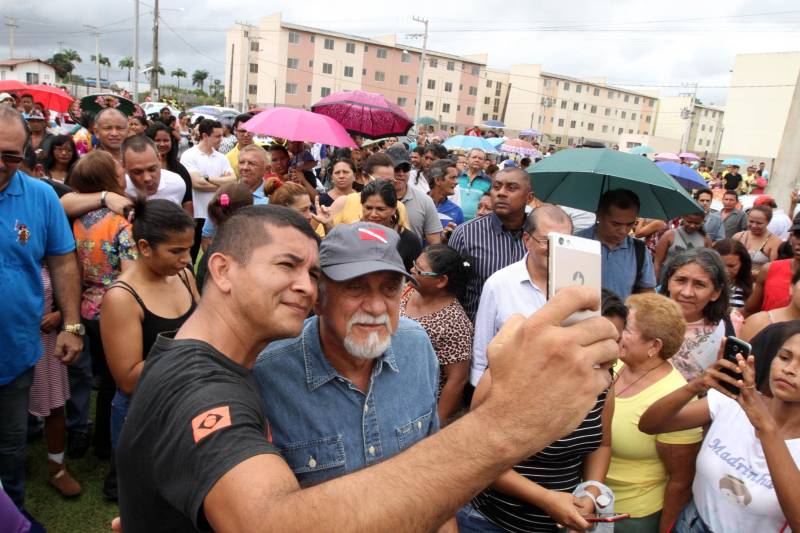 Deve ocorrer a partir da próxima segunda-feira (19) a entrega das chaves aos futuros moradores do Residencial Viver Melhor Marituba, localizado no quilômetro 15 da Rodovia BR-316, em Marituba, região metropolitana de Belém. A cerimônia de inauguração do conjunto, marcada para este sábado (17), foi adiada pela terceira vez pelo Ministério das Cidades, causando transtorno a centenas de pessoas que foram ao local com a promessa de receber o apartamento e começar uma vida nova. O governador Simão Jatene foi ao local esclarecer aos proprietários - muitos vindos de bairros distantes de Belém e Ananindeua - o motivo de mais um adiamento.
FOTO: CRISTINO MARTINS / AG. PARÁ
DATA: 17.02.2017
MARITUBA - PARÁ <div class='credito_fotos'>Foto: Cristino Martins/Ag. Pará | <a href='/midias/2018/originais/9c923378-ff40-40ef-8964-cbb7a2af5541.jpg' download><i class='fa-solid fa-download'></i> Download</a></div>