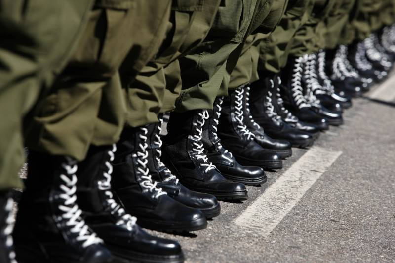 A cerimônia de formatura dos novos praças da Polícia Militar ocorreu na manhã desta segunda-feira (9), simultaneamente, em Belém e outros seis municípios paraenses: Santa Izabel, Castanhal, Barcarena, Capanema, Bragança e Tucuruí. Em Parauapebas, Marabá, Breves, Soure e Conceição do Araguaia, a formatura será celebrada na quinta-feira, dia 12. Na sexta-feira, dia 13, é a vez de Santarém, Altamira, Paragominas e Itaituba. O governador Simão Jatene presidiu a cerimônia de formatura no Portal da Amazônia, bairro da Cidade Velha, em Belém. Milhares de familiares dos formandos lotaram o espaço para entregar aos novos policiais militares seus diplomas de conclusão de curso.
FOTO: SIDNEY OLIVEIRA / AG. PARÁ
DATA: 09.07.2018
BELÉM - PARÁ <div class='credito_fotos'>Foto: Sidney Oliveira/Ag. Pará | <a href='/midias/2018/originais/9c95176c-c978-4292-b0d7-c62f42d897ed.jpg' download><i class='fa-solid fa-download'></i> Download</a></div>