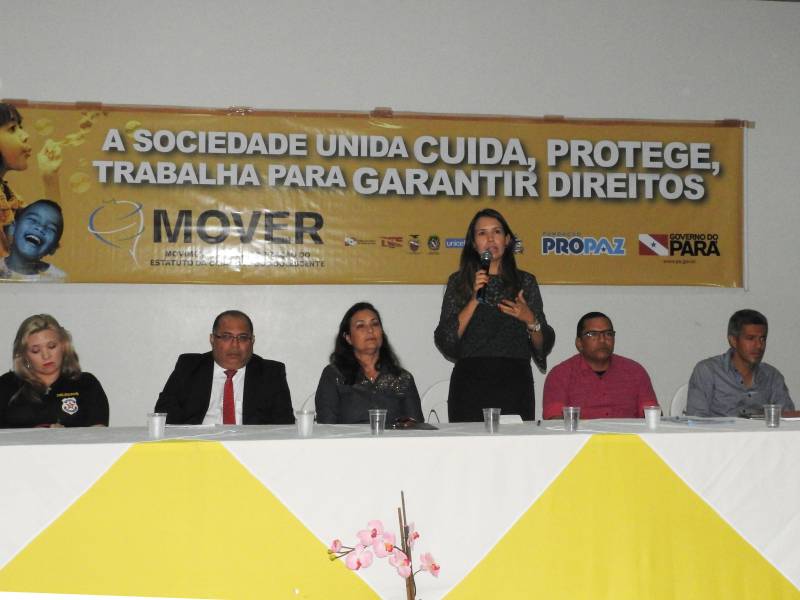 O município de Castanhal, na Região Metropolitana de Belém (RMB), recebeu nesta terça-feira (20) o Movimento pela Valorização do Estatuto da Criança e do Adolescente (Mover), que promove uma capacitação destinada a elaborar com órgãos do Executivo, Legislativo e Judiciário, além de representantes da sociedade civil, conselheiros tutelares e demais membros da rede de garantia de direitos da criança e adolescentes, ações e estratégias para o fortalecimento dos direitos de menores de 18 anos. O encontro será realizado até a próxima quinta-feira (22), das 09 às 17 h, no auditório da URE 8 (Unidade Regional de Educação).
FOTO: CARLOS SODRÉ / AG. PARÁ
DATA: 19.02.2018
CASTANHAL - PARÁ <div class='credito_fotos'>Foto: CARLOS SODRÉ / AG. PARÁ | <a href='/midias/2018/originais/9c983454-69e4-4b72-a156-5e55b8900775.jpg' download><i class='fa-solid fa-download'></i> Download</a></div>