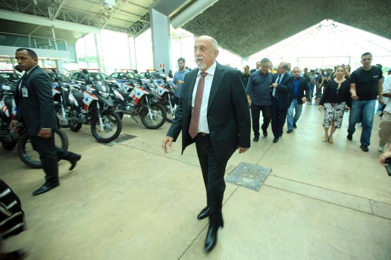 O Governo do Estado reforçou a parceria com a Prefeitura de Belém com a entrega, nesta quarta-feira (4), de 41 veículos que vão potencializar as ações de segurança na capital. A iniciativa faz parte do pacote de ações imediatas para 2018, anunciadas pelo Sistema de Segurança Pública do Estado em fevereiro deste ano contra a violência, que contempla a renovação da frota e equipamentos das Polícias Civil e Militar e fortalecimento das Guardas Municipais em todas as regiões do Estado, entre outras medidas. A entrega ocorreu no Hangar – Centro de Convenções e Feiras, em Belém. Ao todo, foram entregues 41 veículos, sendo seis picapes, dez carros modelo SUV e 25 motocicletas, totalizando um investimento de R$ R$2.062.160,00. Além das viaturas, foi firmado convênio entre o Governo do Estado e Prefeitura no valor de R$2.707.926,00 milhões para a compra equipamentos. O pacote contempla a aquisição de 300 pistolas 380, 16.200 munições e 600 coletes. As duas ações contabilizam mais de R$ 4,7 em investimentos para a Guarda Municipal de Belém. Na foto, o governador Simão Jatene.
FOTO: MÁCIO FERREIRA / AG. PARÁ
DATA: 04.07.2018
BELÉM - PARÁ <div class='credito_fotos'>Foto: MÁCIO FERREIRA/ AG. PARÁ | <a href='/midias/2018/originais/9c9a9a1c-f209-4472-ab4e-a2646f063316.jpg' download><i class='fa-solid fa-download'></i> Download</a></div>