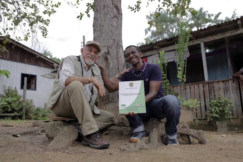 O título coletivo ratifica que 225 mil hectares de terra pertencem às 145 famílias remanescentes de quilombos que vivem em Cachoeira Porteira. A titulação ocorreu pela desafetação de parte das florestas estaduais (flotas) de Trombetas e Faro, aprovada pela Assembleia Legislativa do Pará e decretada pelo governador Simão Jatene. Na foto, o governador Simão Jatene (e) e o presidente da Associação de Moradores da Comunidade Remanescente de Quilombo de Cachoeira Porteira, Ivanildo Carmo de Souza, dividem a alegria pelo reconhecimento ao povo quilombola, concretizado com a entrega do título coletivo pelo Governo do Pará
FOTO: MÁRCIO NAGANO / SECOM
DATA: 03.03.2018
ORIXIMINÁ - PARÁ <div class='credito_fotos'>Foto: MÁRCIO NAGANO / SECOM | <a href='/midias/2018/originais/9c9b2f90-409c-42e5-9525-cf771896a579.jpg' download><i class='fa-solid fa-download'></i> Download</a></div>