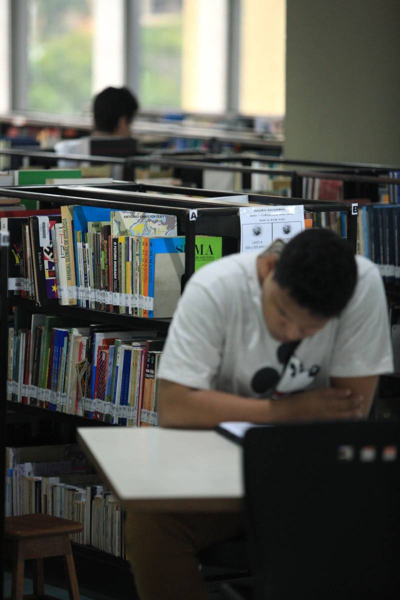 Biblioteca Pública Arthur Vianna, localizada no prédio do Centur. Com mais de 140 anos, o local é uma das principais referências na área em Belém, recebendo uma média de mil usuários por dia. Antes da popularização de instrumentos tecnológicos e sites especializados, a “biblioteca do Centur”, como é conhecida, era uma das principais fontes de pesquisa para alunos de todos os níveis de ensino em Belém.
FOTO: MÁCIO FERREIRA / AG. PARÁ
DATA: 02.03.2018
BELÉM - PARÁ <div class='credito_fotos'>Foto: MÁCIO FERREIRA/ AG. PARÁ | <a href='/midias/2018/originais/9ca23e14-1dc1-452d-8ec3-c439f6cc6627.jpg' download><i class='fa-solid fa-download'></i> Download</a></div>