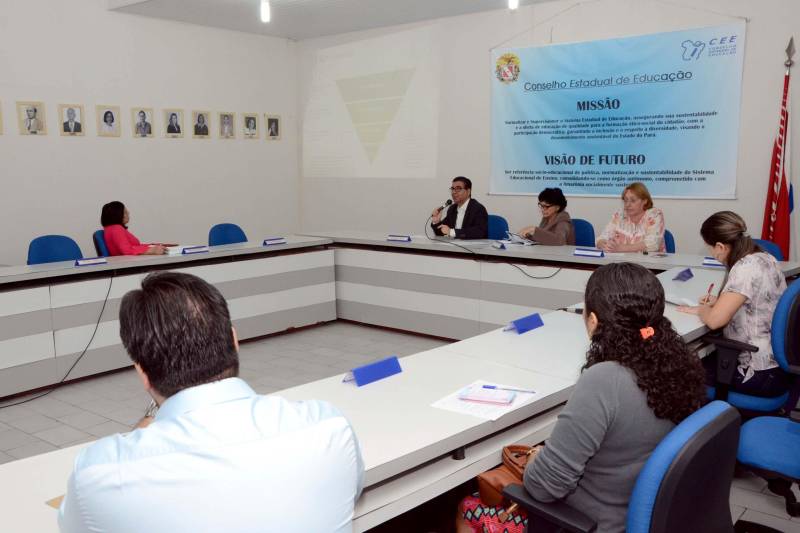 O Estado do Pará implantou a Comissão Estadual de Implementação da Base Nacional Comum Curricular (BNCC) para os Ensinos Infantil e Fundamental, aprovada pelo Conselho Nacional de Educação no último mês de dezembro. O objetivo desta Comissão (foto), criada na última quinta-feira (18), na sede do CNE, em Belém, é divulgar a Base Nacional entre os diferentes setores interessados na questão da educação em todo o estado e, ao mesmo tempo, reelaborar o currículo da educação básica do Pará, tendo como fundamento as novas diretrizes da BNCC. Para isso, também foi instituído, na mesma reunião, um Comitê Executivo, composto por diversas entidades educacionais, que será responsável por reelaborar o currículo da educação básica no estado. As reuniões do Comitê começam imediatamente e a Comissão terá a função de acompanhar e ser uma espécie de consultora desse trabalho.
FOTO: ELISEU DIAS / ASCOM SEDUC
DATA: 19.01.2018
BELÉM - PARÁ <div class='credito_fotos'>Foto: Eliseu Dias / Ascom Seduc | <a href='/midias/2018/originais/9ca93ea4-6d6b-4bf5-a905-54deaefa62fc.jpg' download><i class='fa-solid fa-download'></i> Download</a></div>