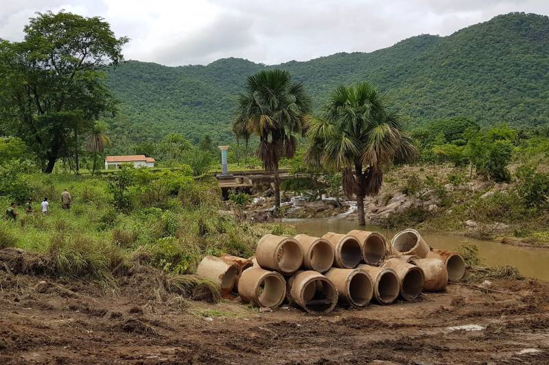 As três represas que se romperam devido à intensidade de chuvas no município de Redenção, no sul do Pará, foram vistoriadas por equipes da Defesa Civil Estadual e Municipal, Corpo de Bombeiros, Secretaria de Estado de Meio Ambiente e Sustentabilidade (Semas), Centro Regional de Governo do Sudeste do Pará e outros órgãos da Prefeitura local.

FOTO: ASCOM CRGSP
DATA: 28.11.2018
REDENÇÃO - PARÁ <div class='credito_fotos'>Foto: ASCOM CRGSP   |   <a href='/midias/2018/originais/9cacac5c-fd9a-40f9-83a3-43375ab7ff02.jpg' download><i class='fa-solid fa-download'></i> Download</a></div>