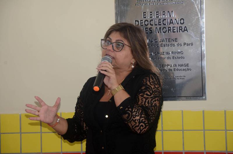 O ano letivo de 2019 no município de Conceição da Araguaia, no sudeste do Pará, vai contar com uma escola reestruturada de Ensino Médio. É a “Professora Deocleciano Alves Moreira”, na avenida Carajás Sá, S/N, no bairro São Luís II. A unidade de ensino passou por obras de reforma e ampliação. A secretária de Estado de Educação, Ana Claudia Serruya Hage (foto), participou da entrega dos serviços, nesta quinta-feira (27). A obra na escola teve financiamento do Banco Interamericano de Desenvolvimento (BID), em um investimento de R$ 5.811.204,58. O projeto faz parte do Programa de Melhoria da Qualidade e Expansão da Cobertura da Educação Básica do Estado do Pará, preconizado pela Seduc no Pacto pela Educação.

FOTO: FERNANDO NOBRE / ASCOM SEDUC
DATA: 27.12.2018
CONCEIÇÃO DO ARAGUAIA - PARÁ <div class='credito_fotos'>Foto: FERNANDO NOBRE/ASCOM SEDUC   |   <a href='/midias/2018/originais/9cb0b566-5f4b-4f12-b1f0-2884051db8c3.jpg' download><i class='fa-solid fa-download'></i> Download</a></div>